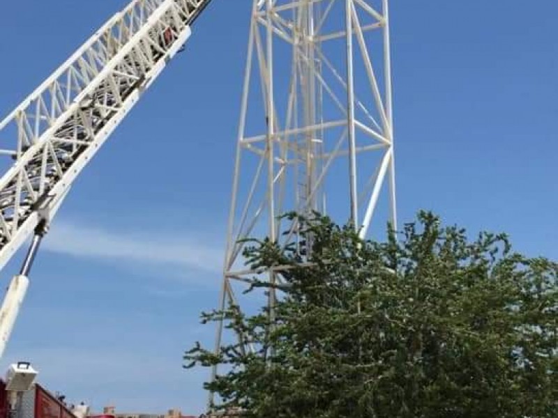 Mujer intenta lanzarse de torre del Yenekamú