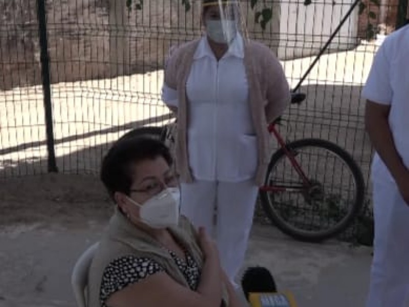 Mujer la primer Rosarense en vacunarse en Sinaloa