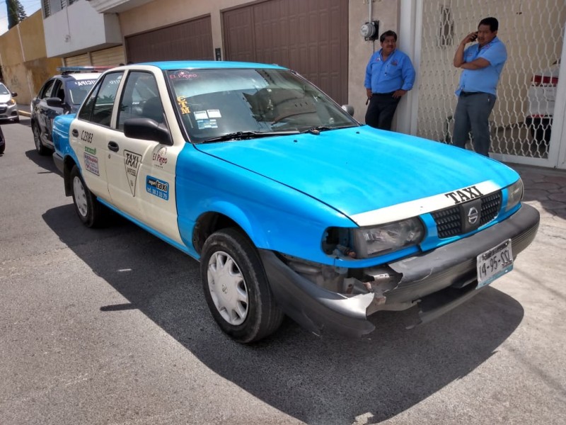 Mujer lesionada al ser impactada por taxi