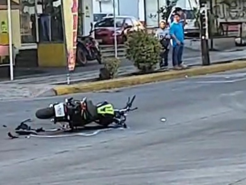 Mujer motociclista choca contra camioneta en la Benito Juárez
