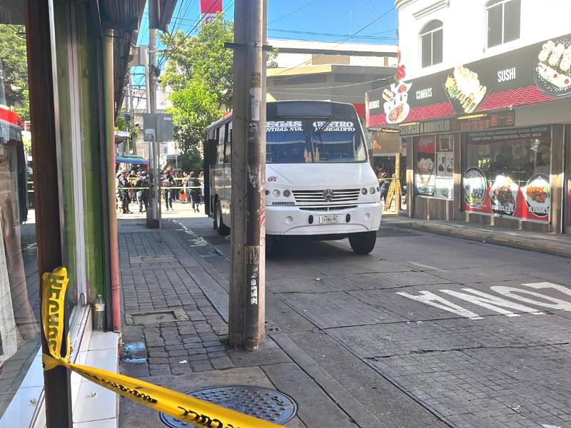 Arrolla camión urbano a mujer y pierde la vida en el centro