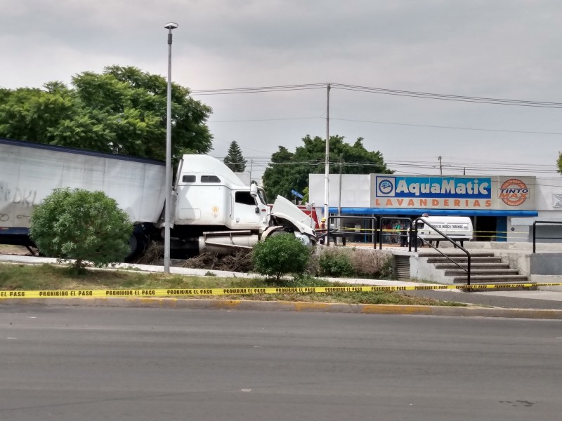 Mujer muere prensada por trailer