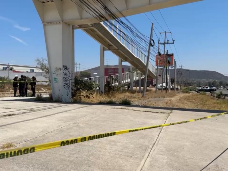 Mujer muere tras caer de puente peatonal por un desmayo