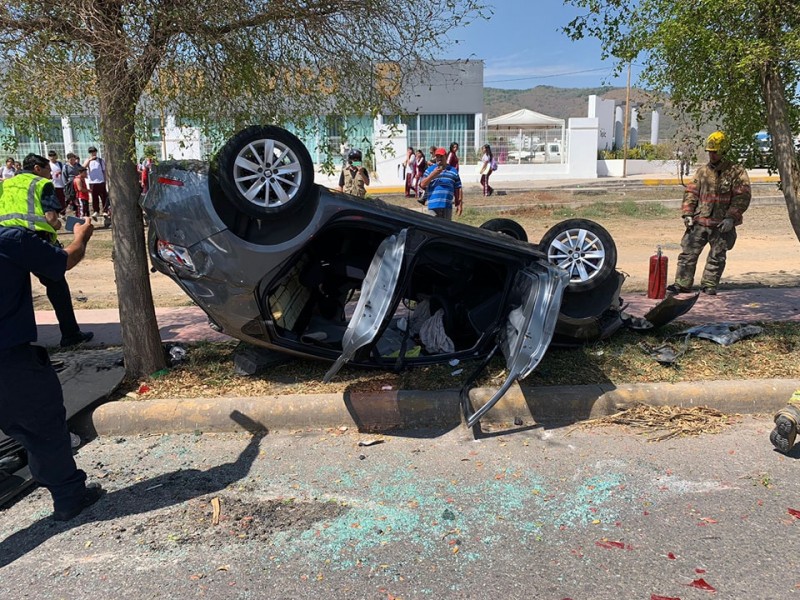 Mujer pierde el control al volante y termina volcándose