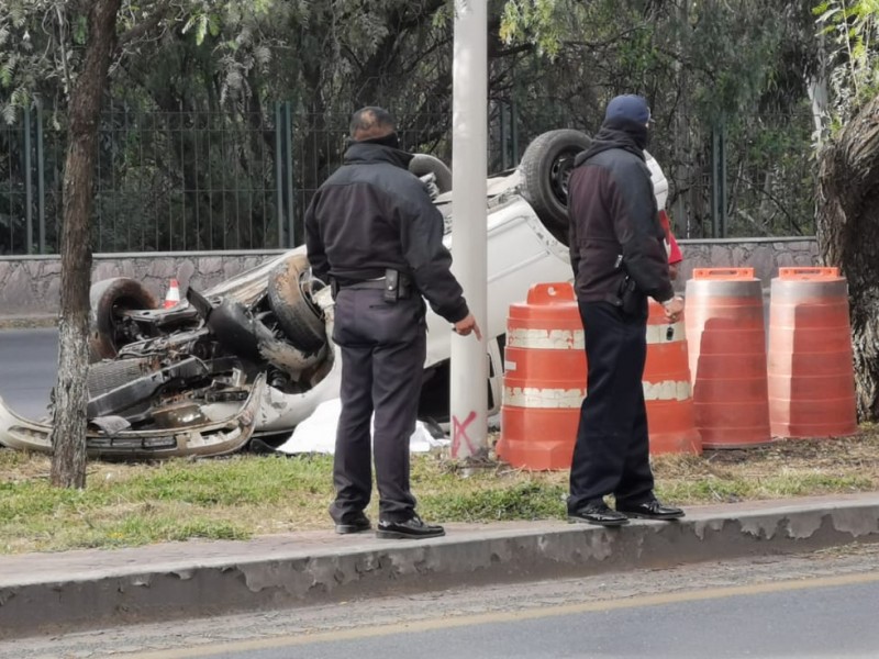 Mujer pierde la vida tras volcarse sobre el bulevar