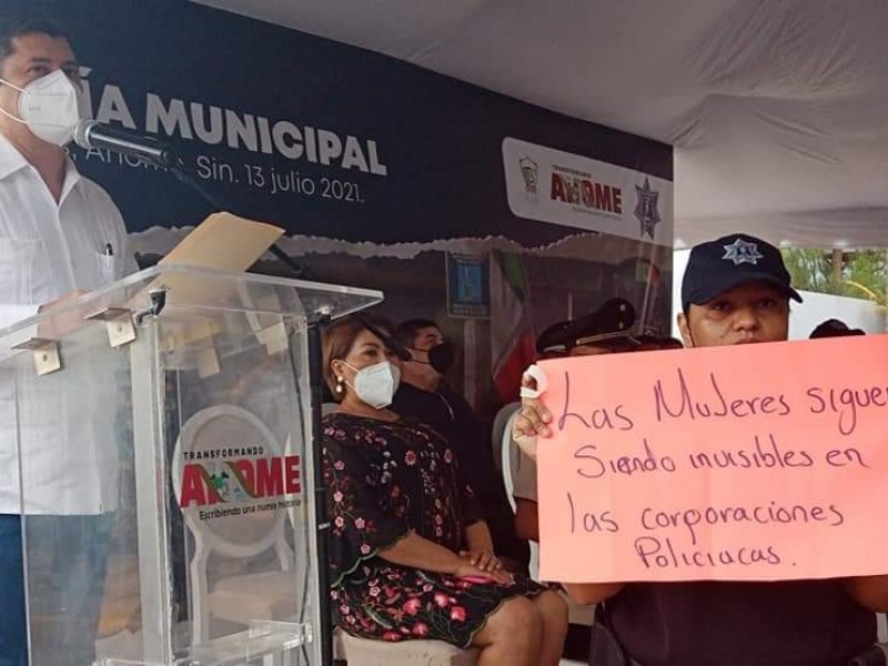 Mujer policía interrumpe discurso del Alcalde con manifestación pacifica