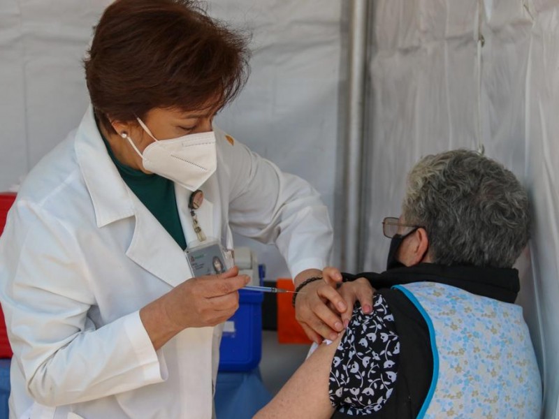 Mujer presenta reacciones adversas tras ser vacunada contra Covid