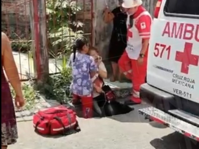 Mujer resulta lesionada al caer en reparación expuesta