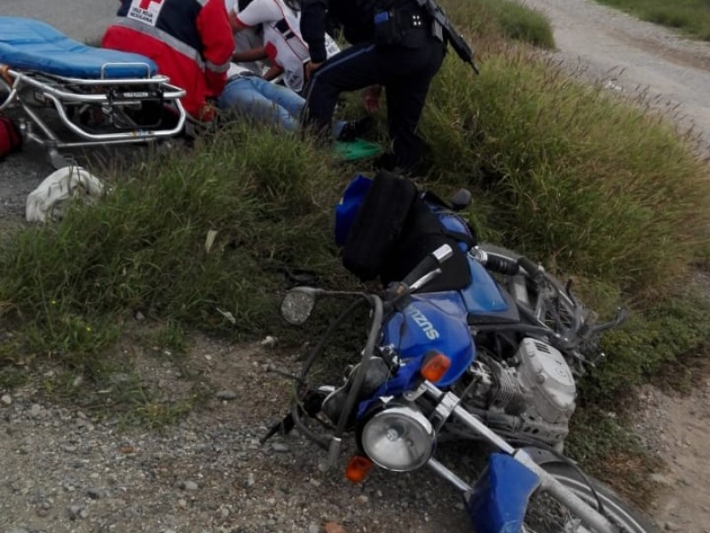 Mujer resulta lesionada al derrapar en su motocicleta