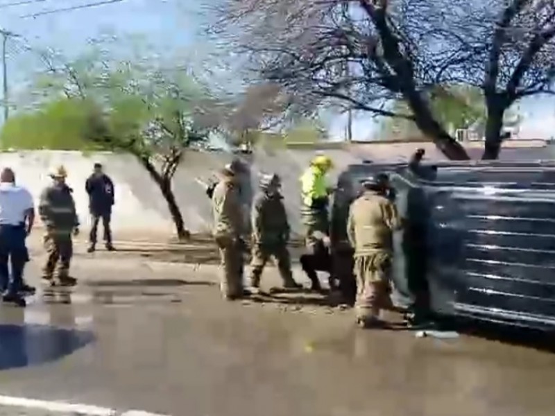 Mujer resulta lesionada al volcar su vehículo