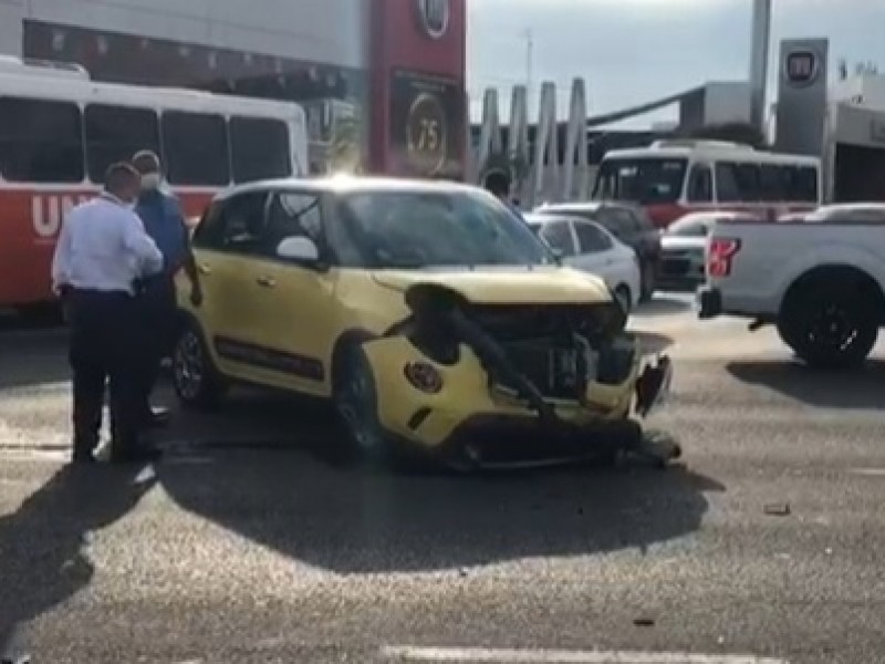 Mujer resulta lesionada en choque de dos vehículos