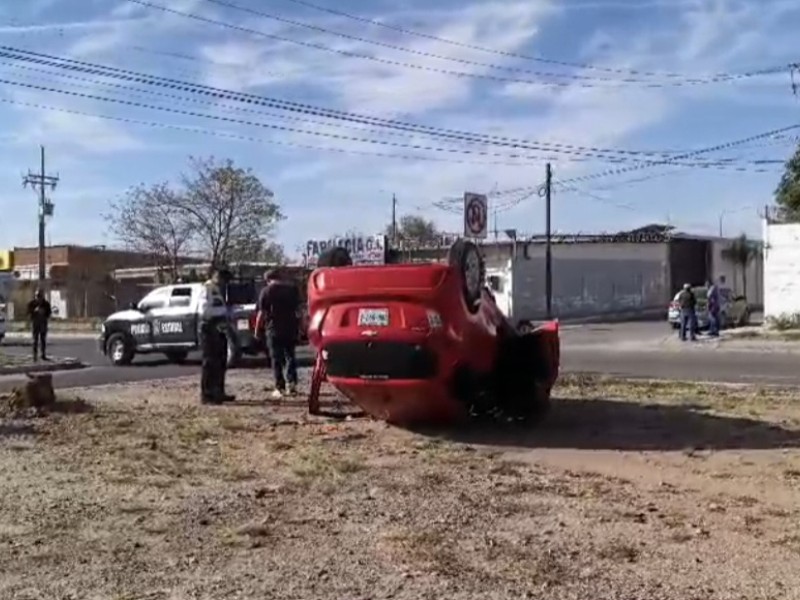 Mujer resulta lesionada en choque de dos vehículos