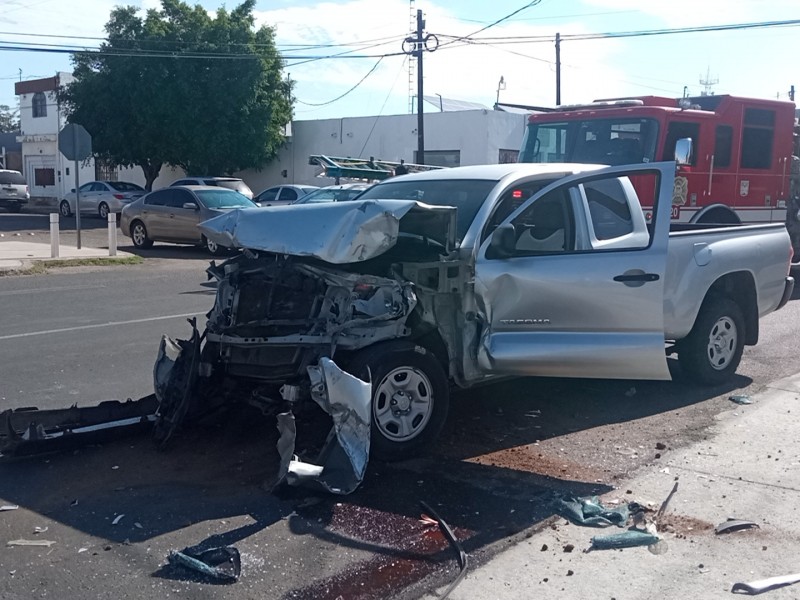 Mujer resulta lesionada en choque de vehículos