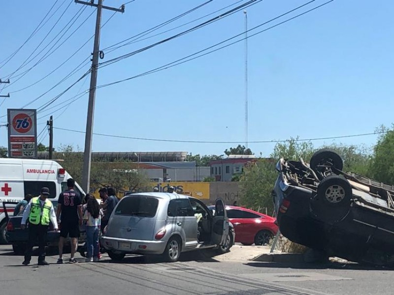 Mujer resulta lesionada en percance automovilístico