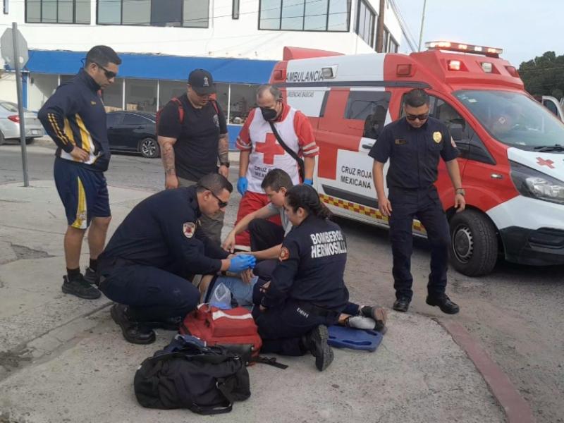 Mujer resulta lesionada tras ser arrollada por vehículo