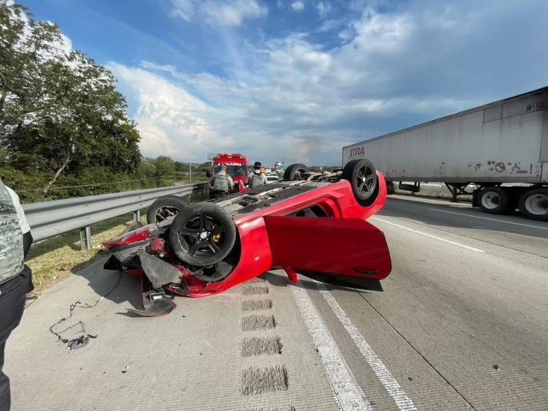 Mujer resulta lesionada tras volcadura en la autopista 57