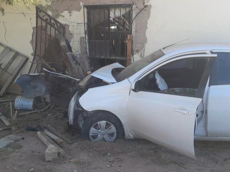 Mujer resulta lesionado tras chocar su vehículo contra una casa