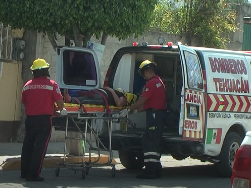 Mujer resultó lesionada al caer de dos pisos