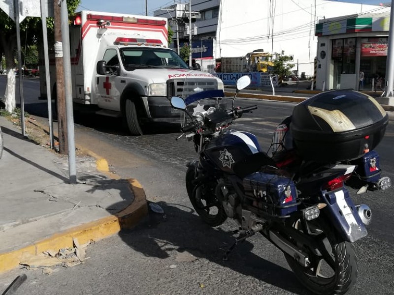 Mujer resultó lesionada al chocar contra camioneta