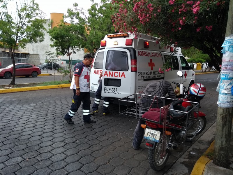 Mujer resultó lesionada al derrapar con su motocicleta