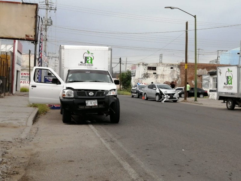 Mujer resultó lesionada en choque de vehículos