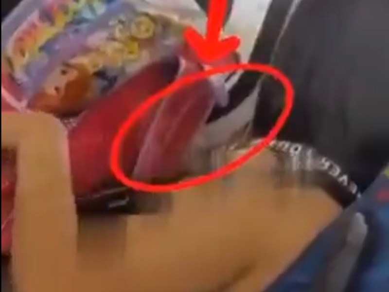 Mujer retira piojos a su hija y los tira en el transporte