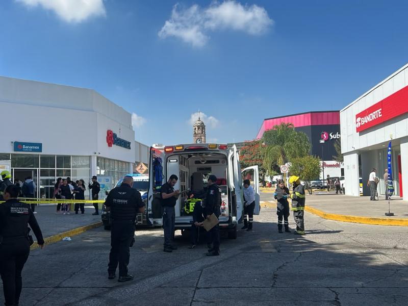 Mujer roba dinero y detona bomba molotov en sucursal bancaria en Atemajac