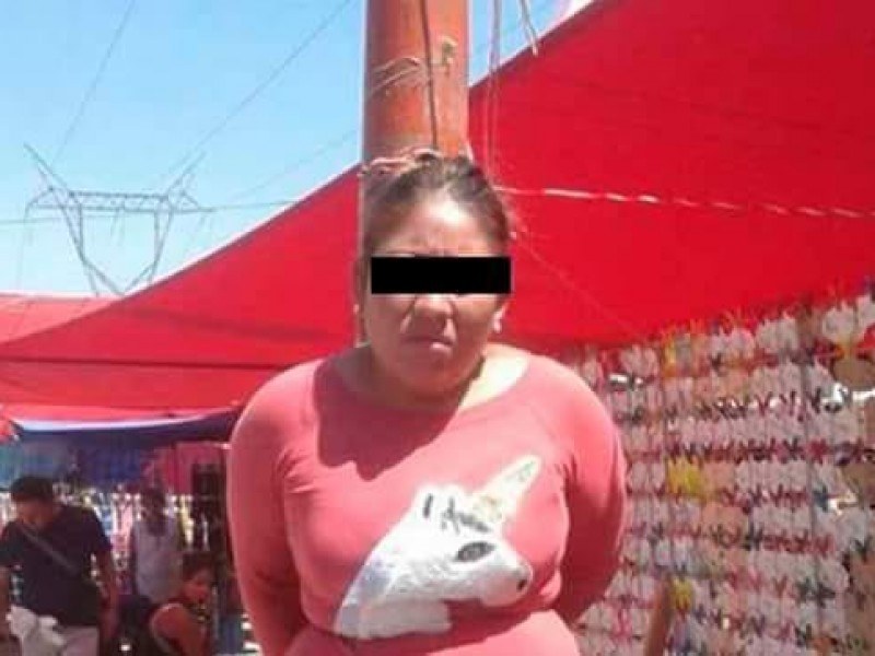 Comerciantes detienen a una mujer por robo