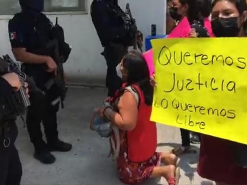 Mujer se arrodilla frente a policías exigiendo liberación de familiar