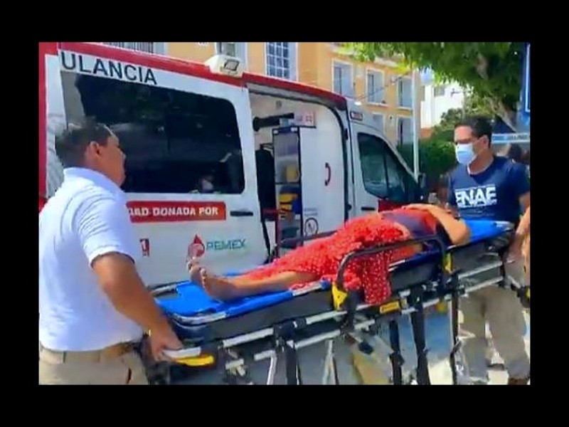 Mujer se desmaya en el centro de Salina Cruz