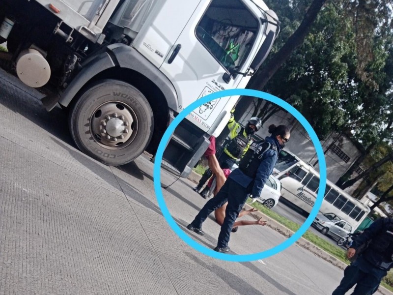 Mujer se desnuda y bloquea Lázaro Cárdenas en Xalapa