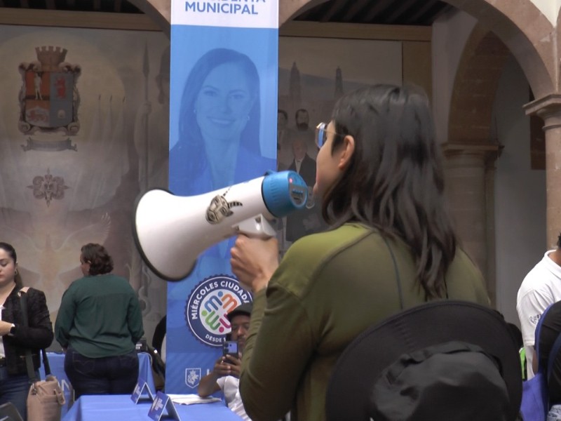 Mujer se manifiesta en miércoles ciudadano para exigir respuestas tras desalojo