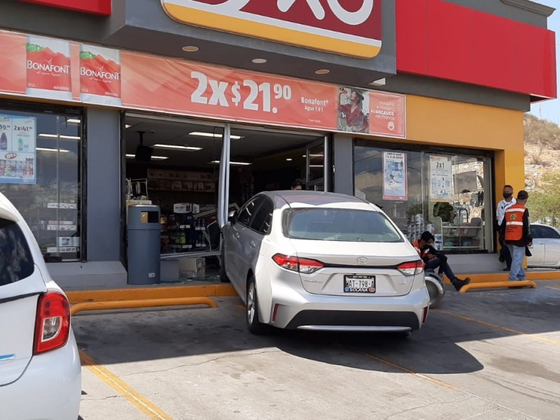 Mujer se mete a comercio en su vehículo