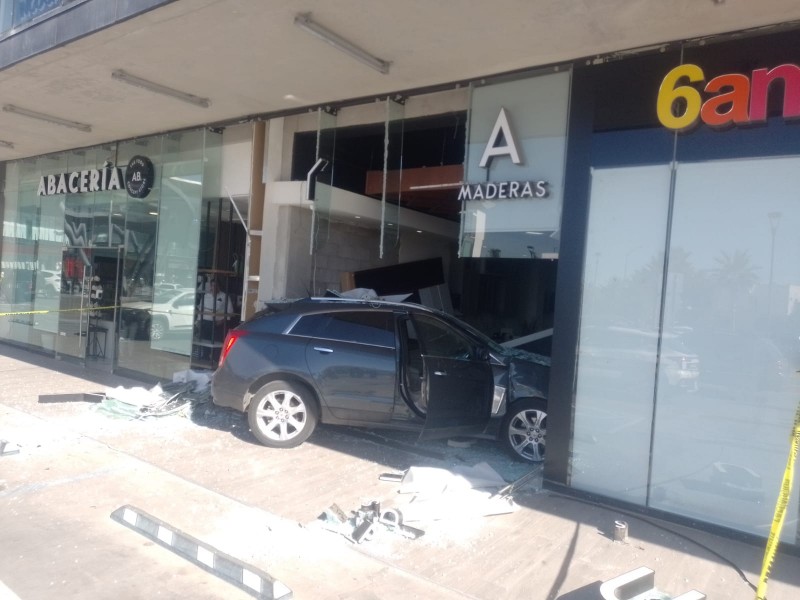 Mujer se mete con todo y carro a negocio