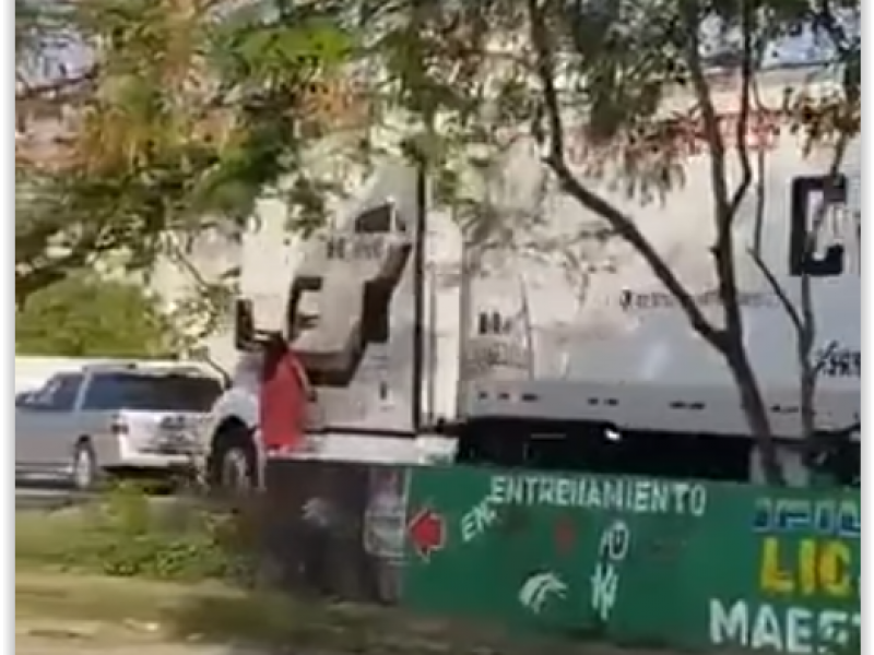 Mujer sube a tráiler en movimiento en Coatzacoalcos