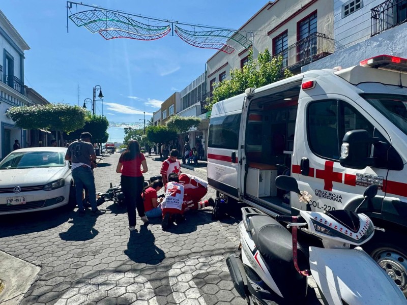 Mujer sufre accidente en motocicleta por la calle Madero