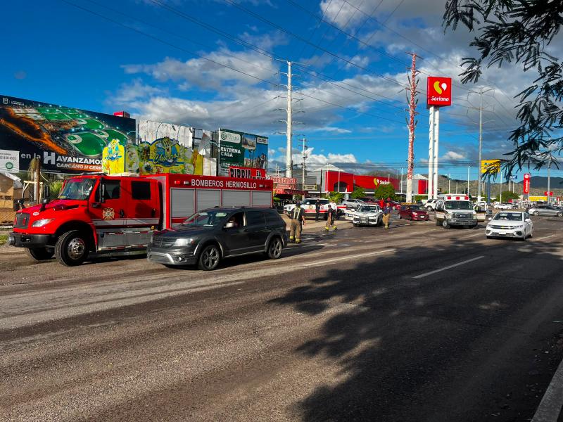 Mujer sufre crisis nerviosa en choque de bombera y camioneta