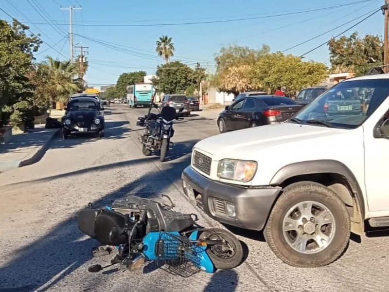 Mujer sufre fractura en pierna tras accidentarse en motocicleta