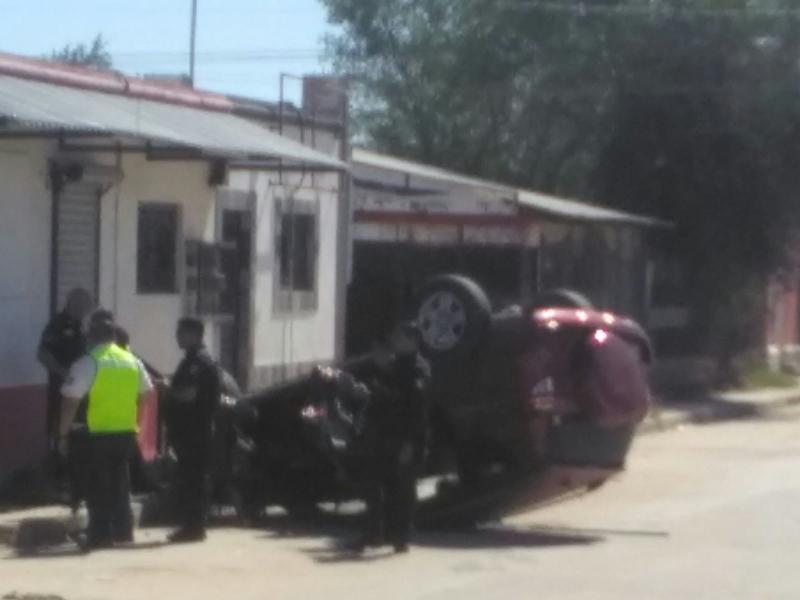Mujer y bebé resultan lesionados en choque-volcamiento de camioneta