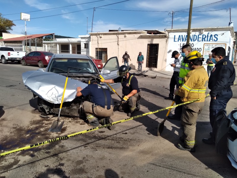 Mujer y dos menores resultaron lesionados al participar en choque