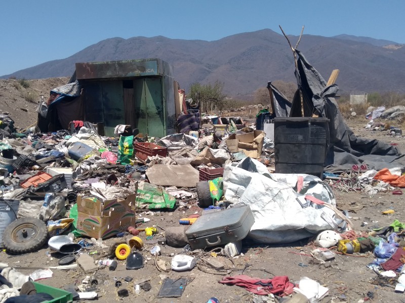 Mujer y dos niños viven en el basurero