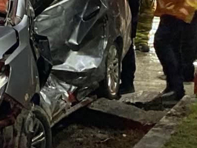 Mujer y menor resultan lesionados en choque de vehículos