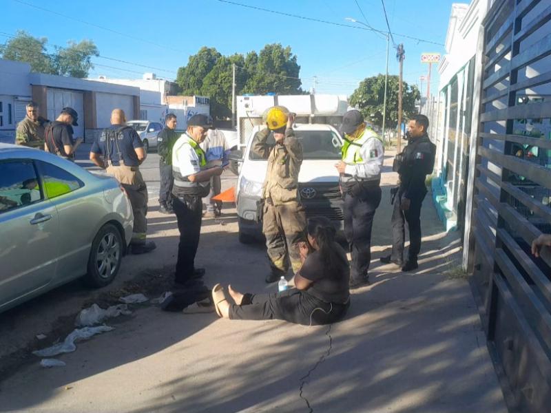 Mujer y menor resultan lesionados en choque-volcamiento de vehículos