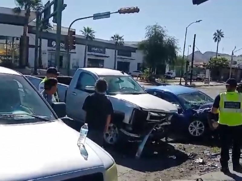 Mujer y menores resultan lesionados en choque de vehículos