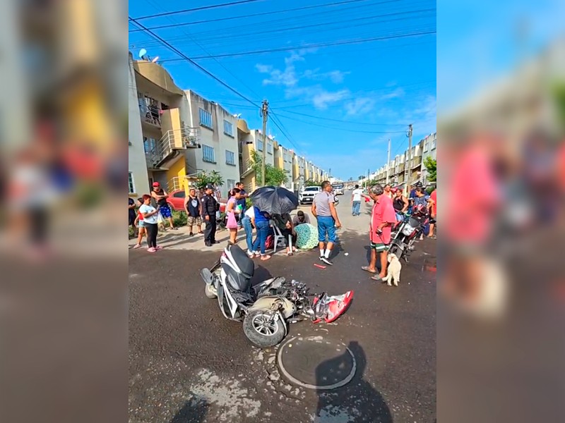 Mujer y niño resultan heridos tras choque con camión de volteo Mujer y niño resultan heridos tras choque con camión de volteo