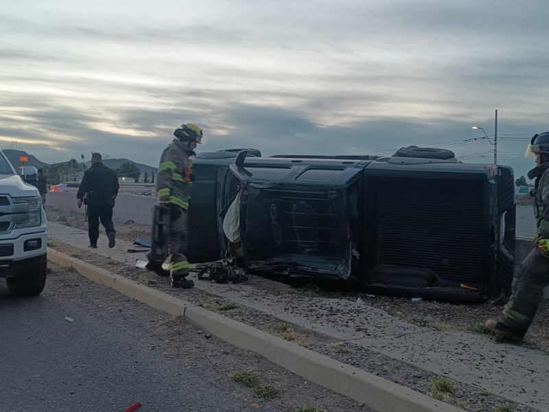 Mujer y su hijo resultan lesionados en choque de vehículos