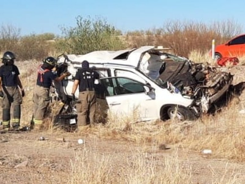 Mujer y su perrito mueren en volcadura de vehículo