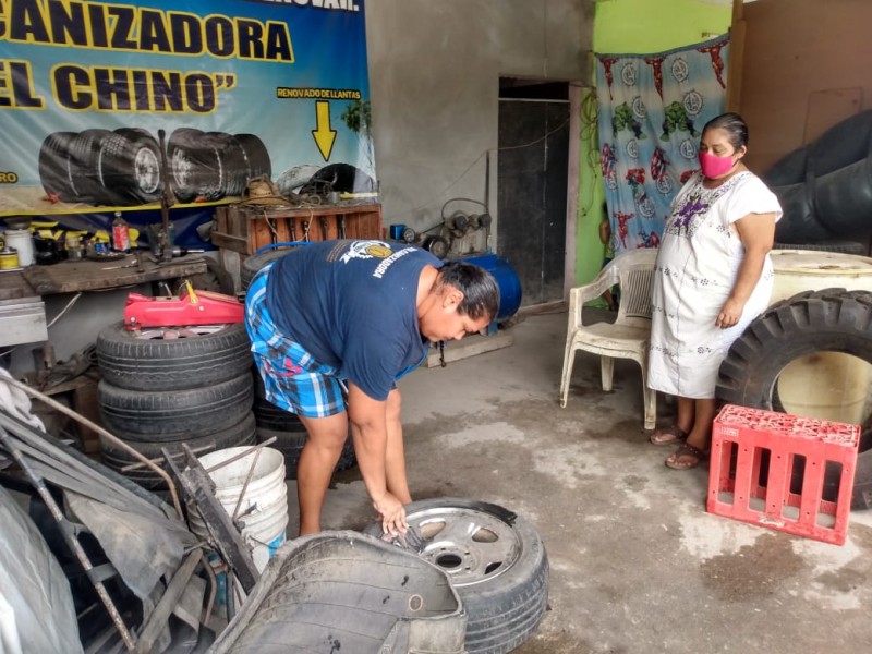 Mujer zapoteca recibe apoyo de BanOaxaca