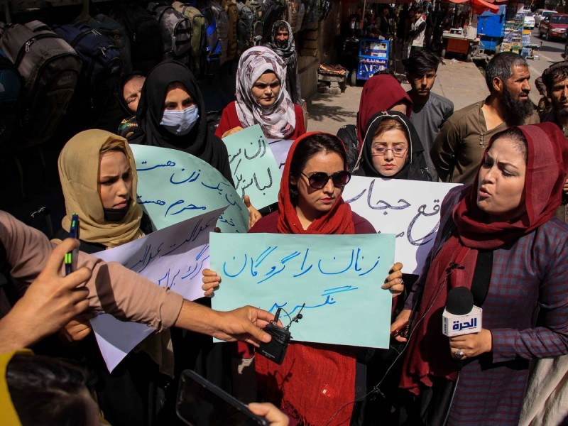 Mujeres afganas protestan contra la imposición del burka