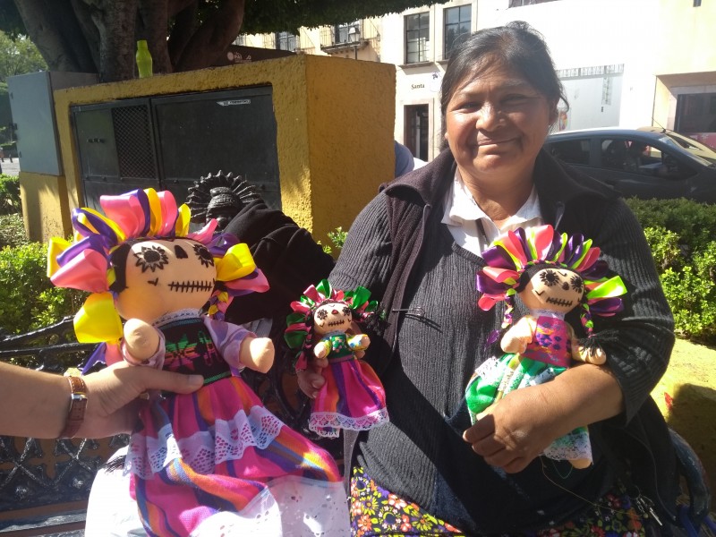 Mujeres amealcenses crean catrinas bordadas